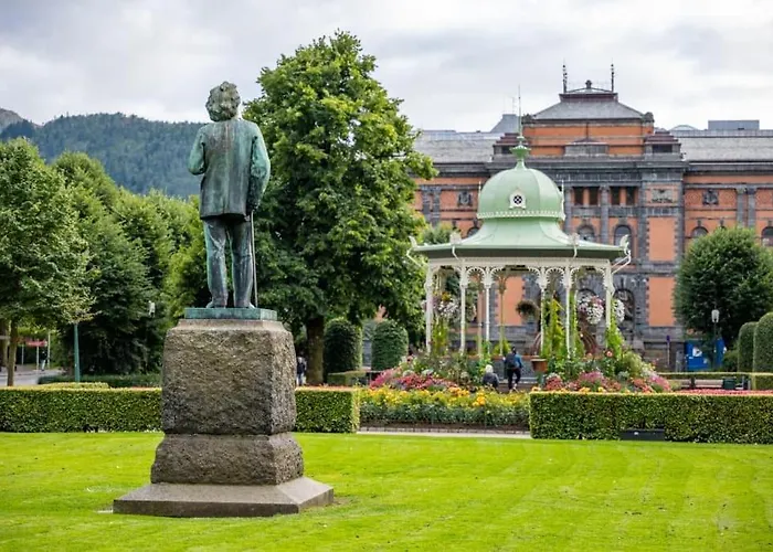 King Bed Great Location Floor Bergen